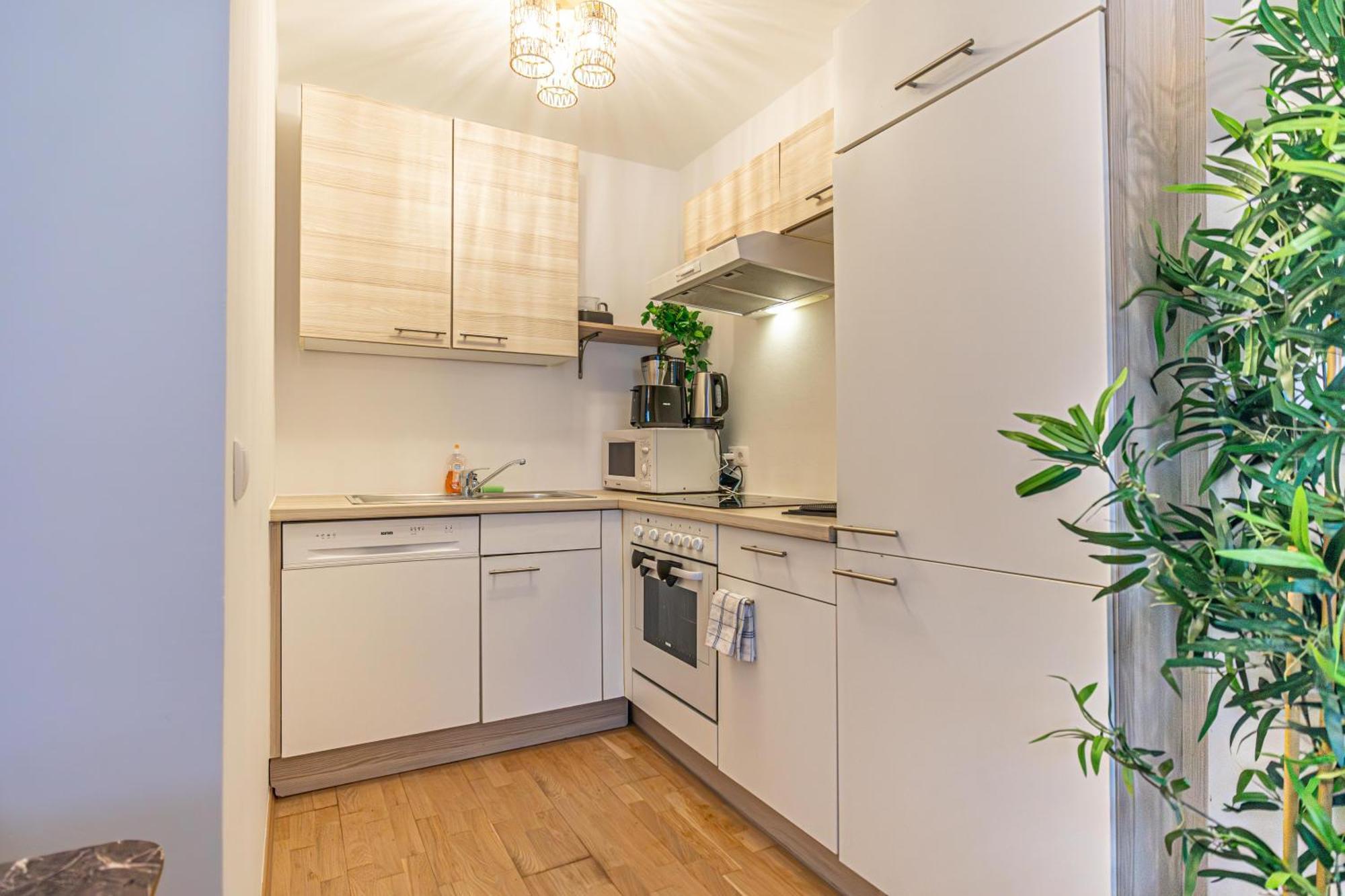 Superb Fully Equipped Apartment, 9 Min To City Center Via Metro Wina Bagian luar foto